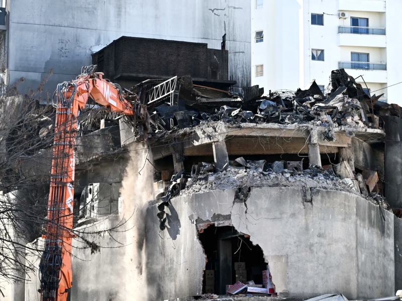 Demuelen el edificio que se incendió en La Plata para que las familias evacuadas vuelvan a sus casas