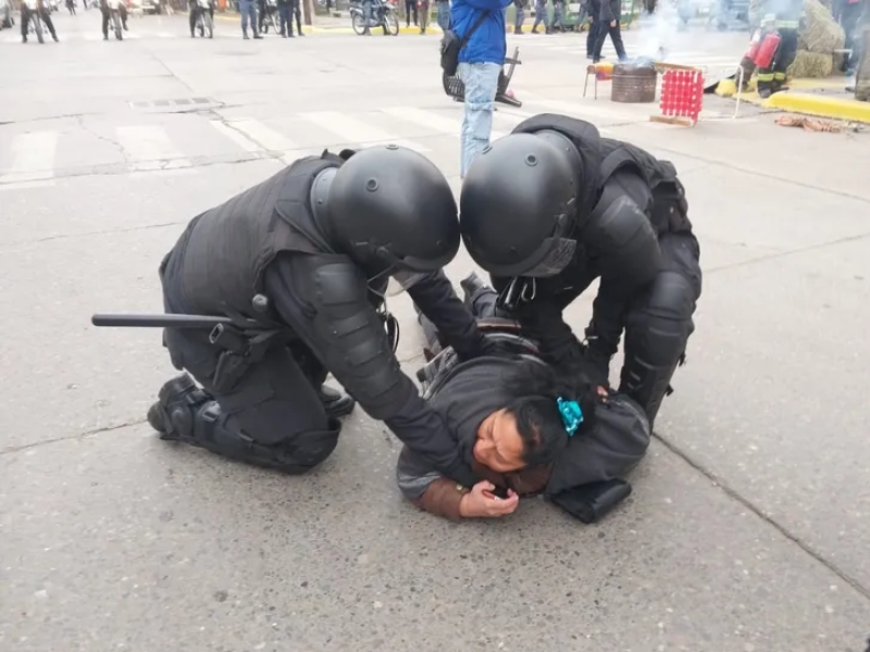 Neuquén: desalojaron una protesta mapuche frente a la gobernación y hubo 17 detenidos