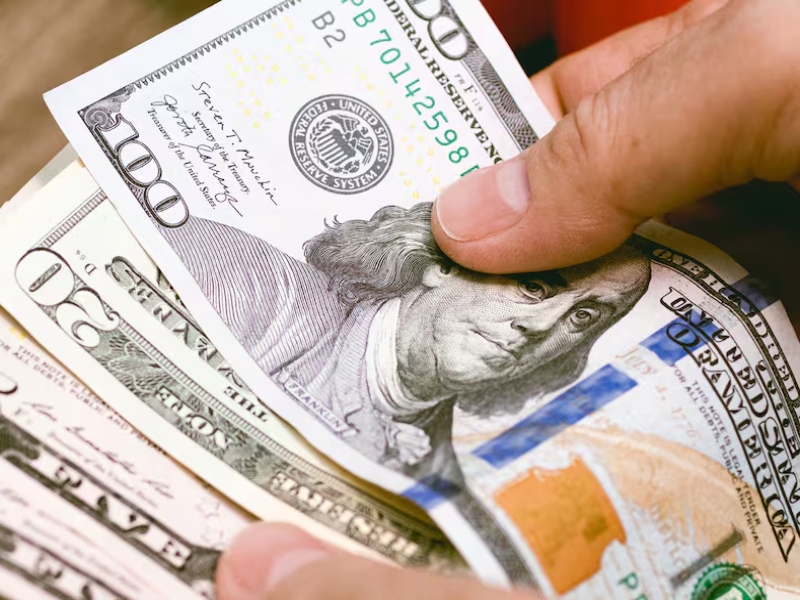 El dólar oficial comenzó la semana debajo de $1.300 pero el blue subió $20