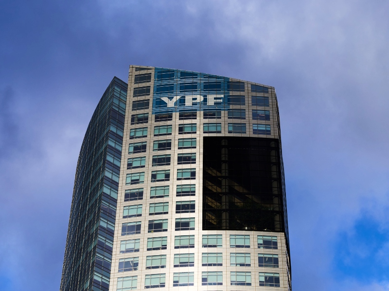 La Justicia de EEUU suspendió de forma temporaria la entrega de las acciones de YPF
