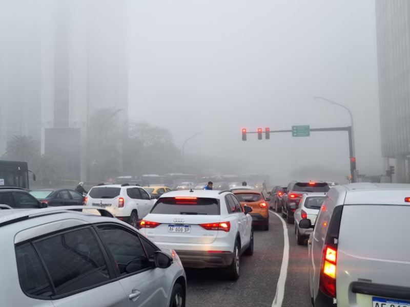 Niebla en Buenos Aires: demoras en los accesos, vuelos desviados y cierre de Aeroparque