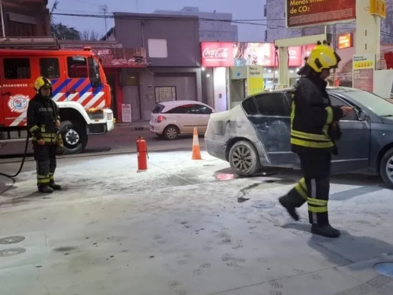 Explotó un auto en una estación de servicio de Entre Ríos y un empleado se salvó de milagro