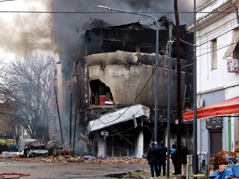 Incendio en La Plata: imputaron a la dueña del depósito y los vecinos siguen evacuados