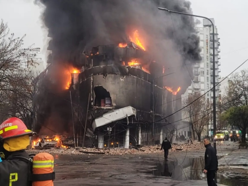 Voraz incendio, explosiones y derrumbe en un depósito de electrodomésticos en La Plata