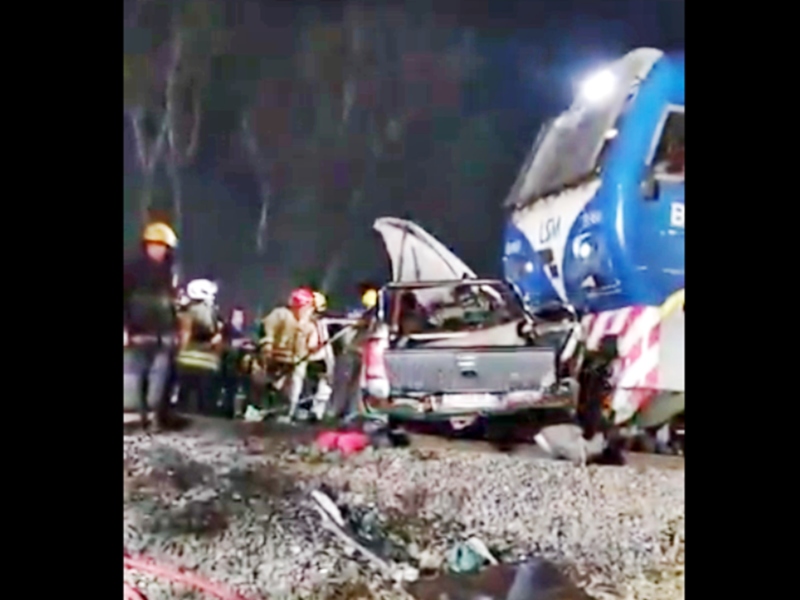 Una camioneta fue embestida por el tren San Martín: un muerto y varios heridos