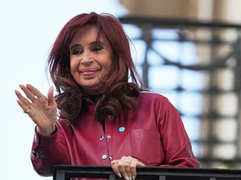 Cristina le respondió a Milei: «A vos te van a sacar con un chaleco de fuerza de la Rosada»