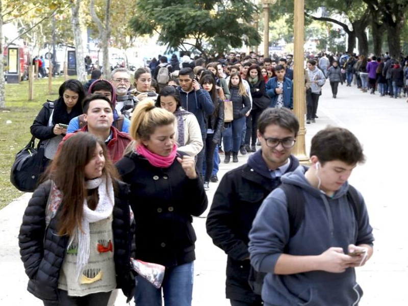 Según el Gobierno, en junio creció el empleo privado registrado y mejoró el salario