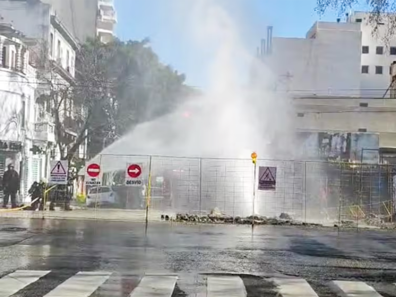 Caos y evacuación en Palermo por la rotura de un caño maestro de gas