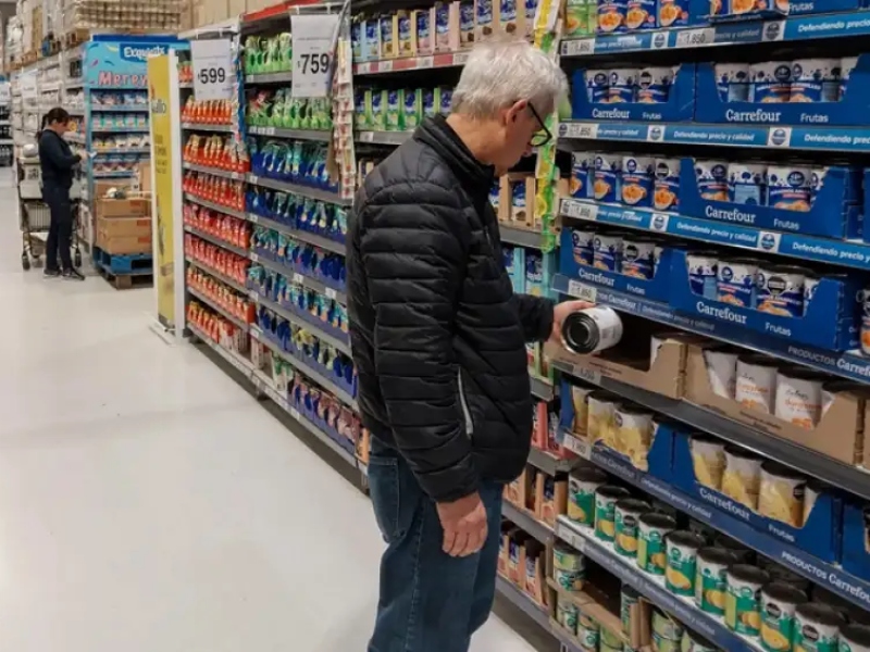 El consumo se contrajo en mayoristas y registró leve suba en los súper en junio