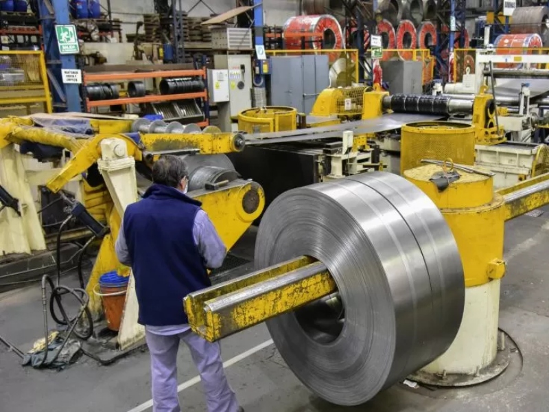 La actividad económica en junio cayó 0,7%, pero creció 6,4% interanual