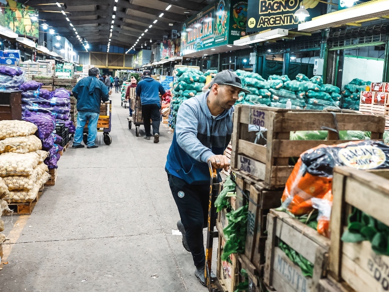 La inflación mayorista se aceleró a 2,8% en julio y acumula un alza de 12,3% en 2025