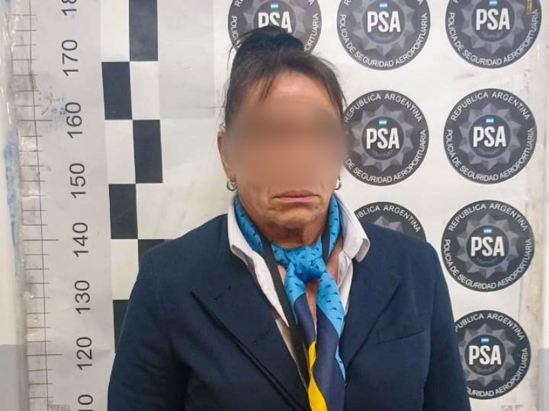 Ezeiza: detienen a una azafata por querer contrabandear relojes, diez iPhone y joyas
