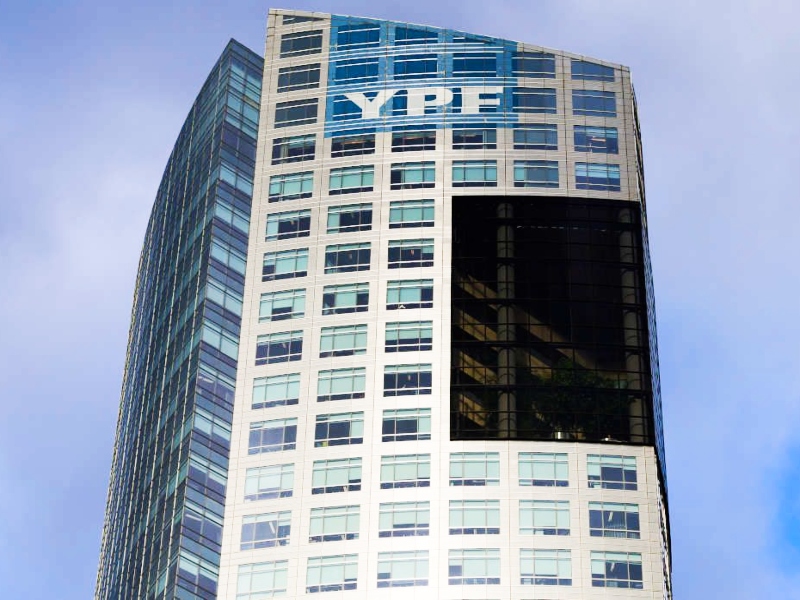 YPF: Argentina le pidió a Preska que frene la orden de entregar mensajes de Caputo y Massa
