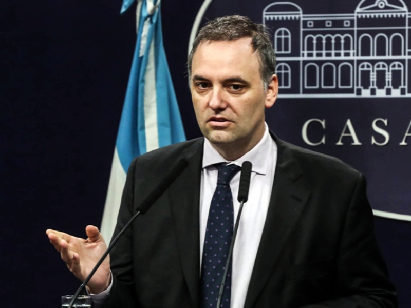 Adorni acumula denuncias y pedidos de renuncia por los viajes a EEUU y Uruguay