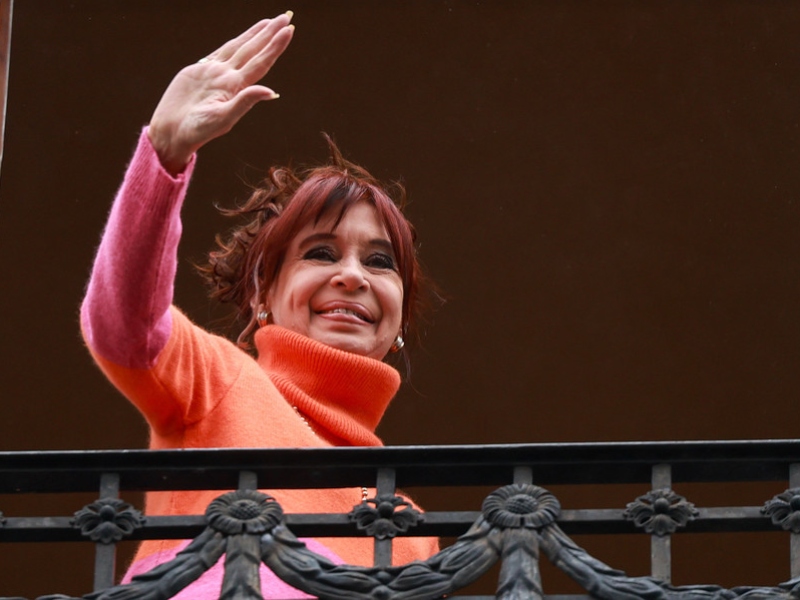 Cristina volvió a criticar a Milei por las nuevas medidas económicas: «¡La vas a chocar mal!»
