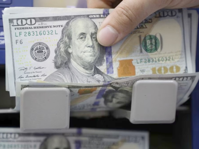 El dólar tocó $1.425, se hundieron las acciones y el Riesgo País saltó a 1.100 puntos
