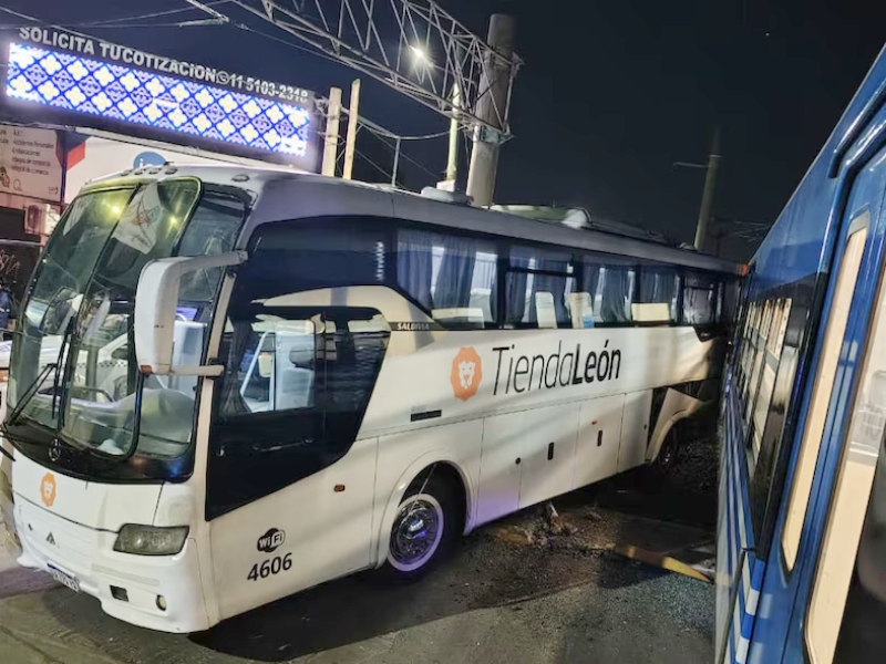 Un tren de la línea Roca chocó contra un micro en Ezeiza: al menos 12 heridos