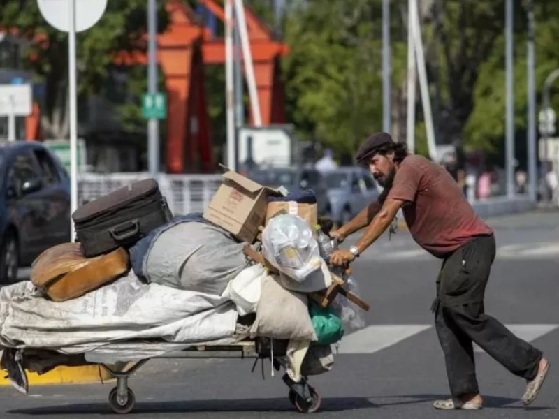 La pobreza bajó a 31,6% y afectó a cerca de 15 millones de personas en el primer semestre de 2025