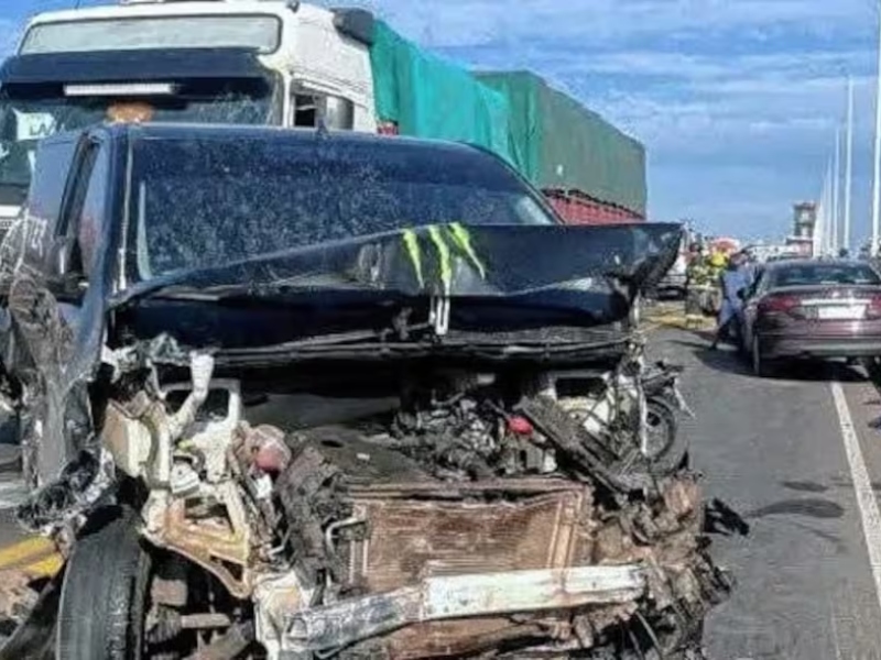 Impactante choque múltiple en el puente Chaco-Corrientes: murió un motociclista