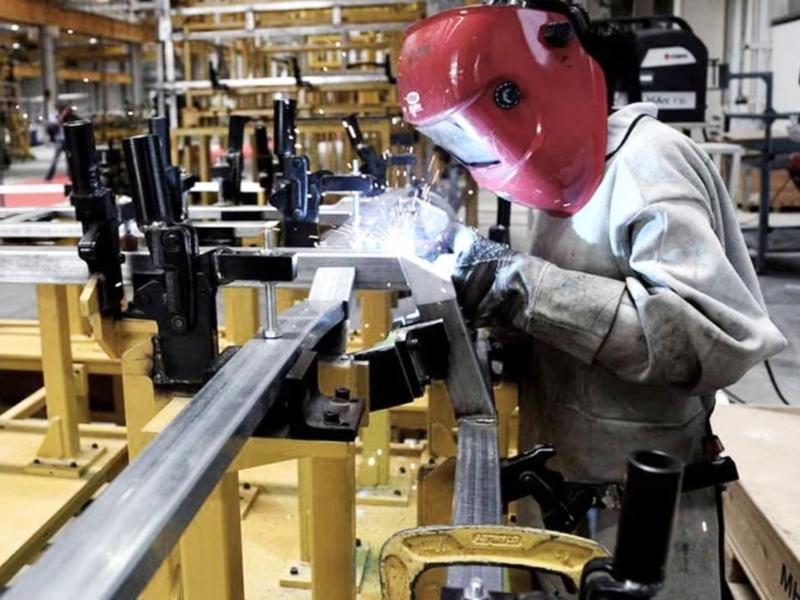 La industria y la construcción cayeron en julio y no logran repuntar