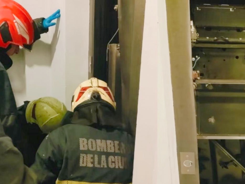 Palermo: se desplomó un ascensor del séptimo piso y rescataron a nueve jóvenes