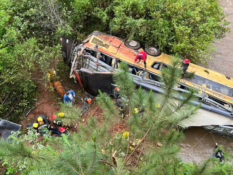 Misiones: un micro de larga distancia chocó, cayó a un arroyo y nueve personas murieron