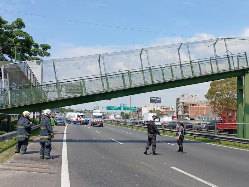 Un camión chocó contra un puente peatonal en la General Paz y lo derrumbó