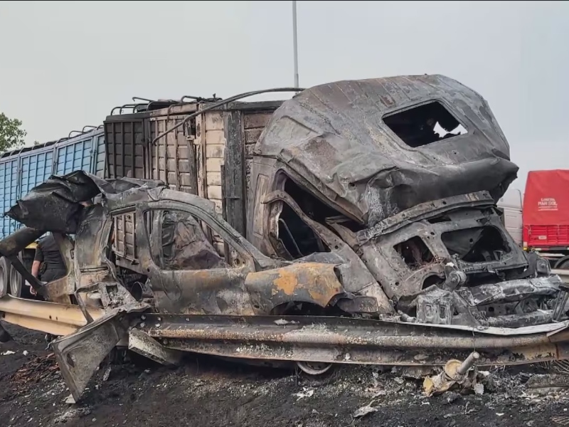 Tres muertos en un accidente que involucró a dos camiones y dos autos en Campana