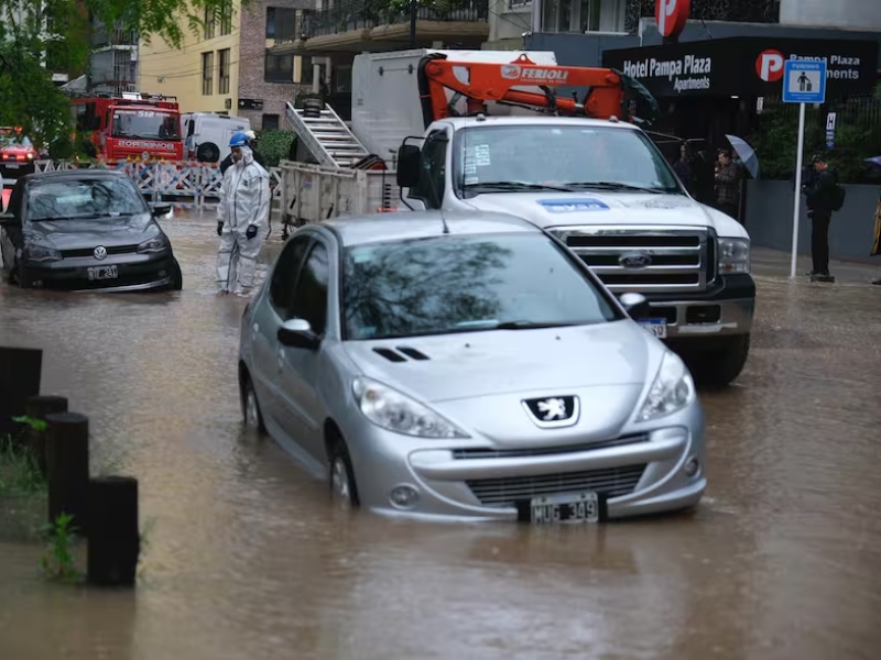 Se rompió un caño en Belgrano y los vecinos no pueden salir de sus casas por el agua
