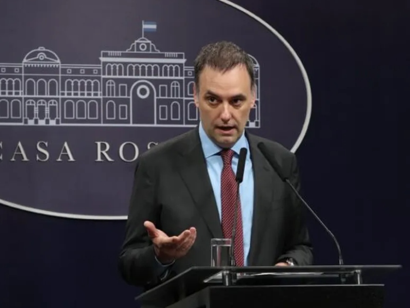 Adorni negó una modificación de la Ley de Empleo Público pero no desmintió la eliminación del monotributo