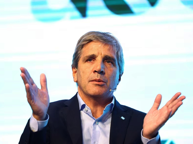 Caputo volvió a defender el valor del dólar e insistió en que no está atrasado