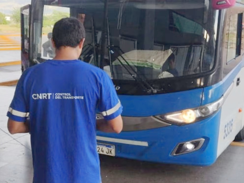 Un chofer que llevaba a egresados de 12 años dio positivo de cocaína y marihuana