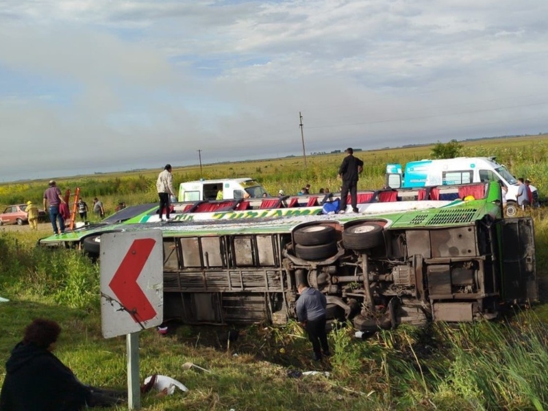 Dos muertos por el vuelco sobre la ruta 2 de un micro que viajaba a Mar del Plata