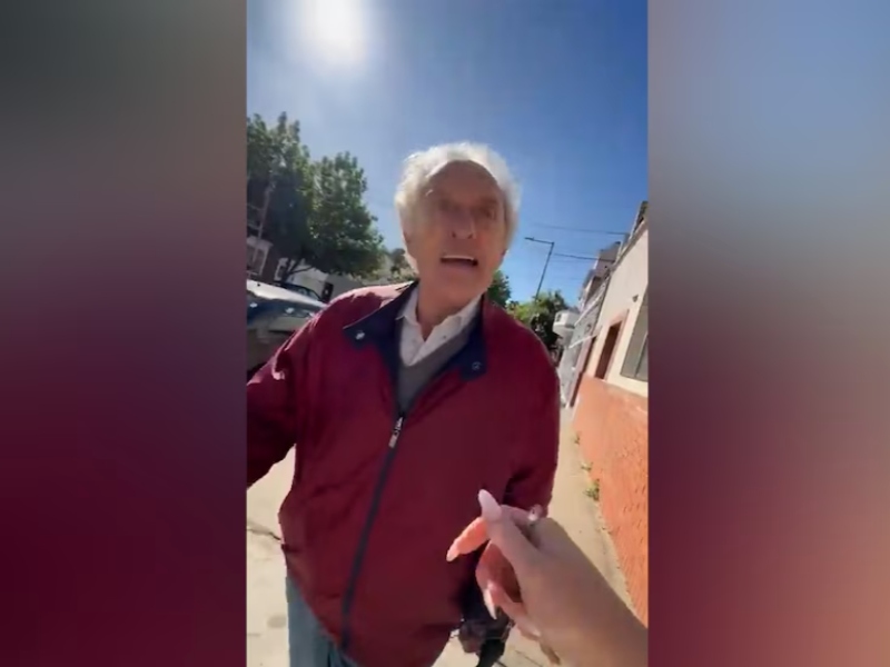Un jubilado le pegó una trompada a una joven tras acusarla de dejar el auto mal estacionado
