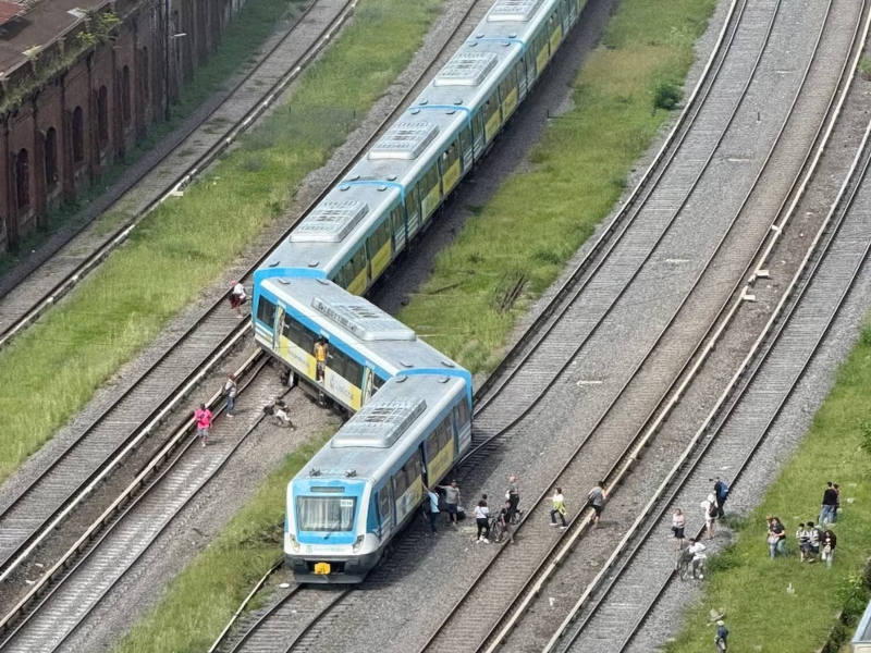 Descarriló una formación del tren Sarmiento cerca de la estación de Liniers: hay 20 heridos