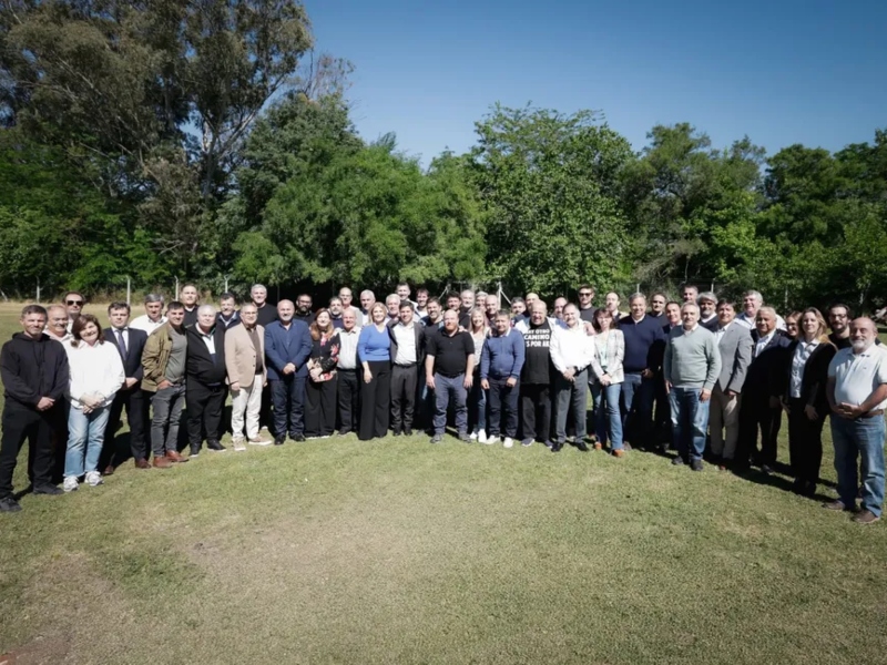 Intendentes respaldan a Kicillof y advierten que «no alcanza con el peronismo»