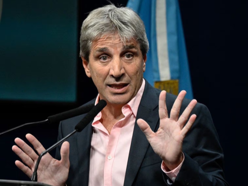 Caputo redobló la apuesta contra los intendentes por las tasas municipales