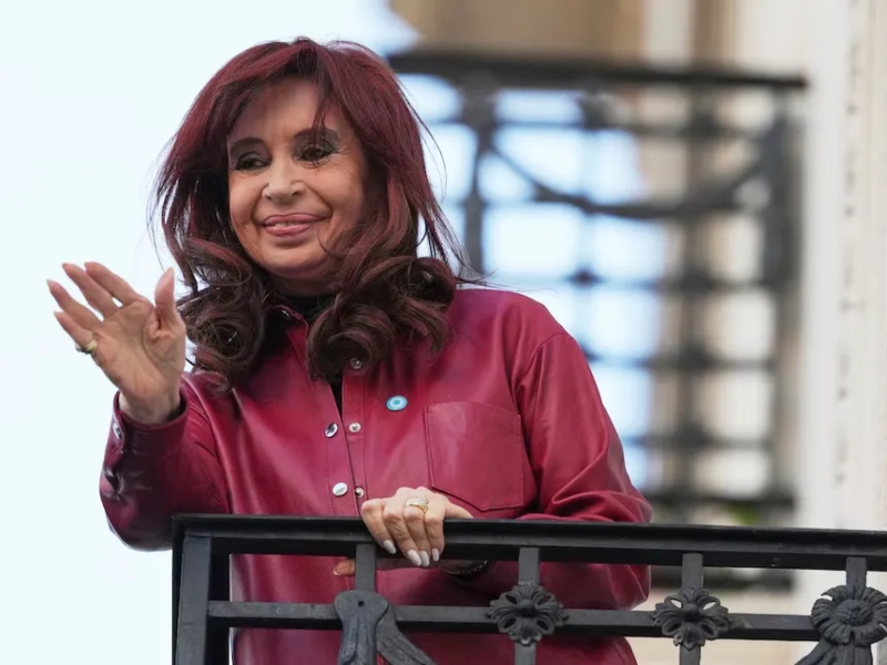Cristina Kirchner cuestionó el «dólar indexado» y advirtió que la economía «está en caída libre»