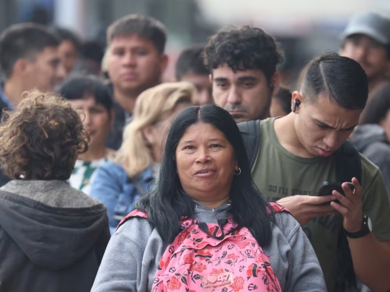 El desempleo bajó al 6,6%, pero con una menor proporción de asalariados