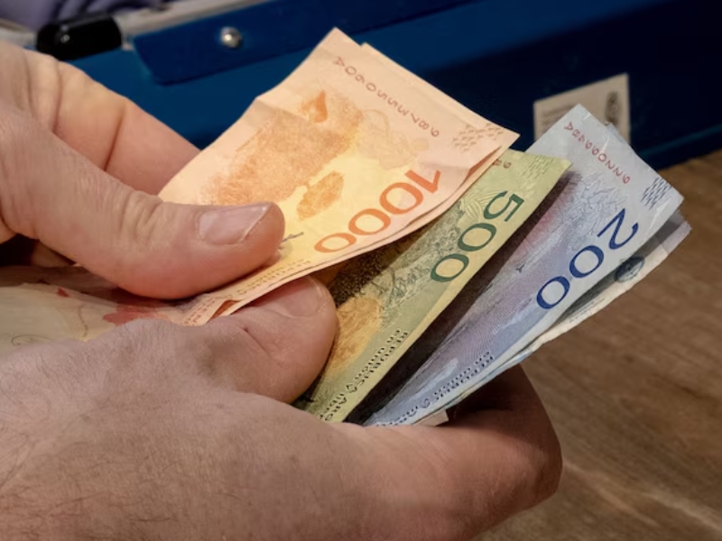 Según el Indec, los sueldos aumentaron en promedio un 2,5% en octubre