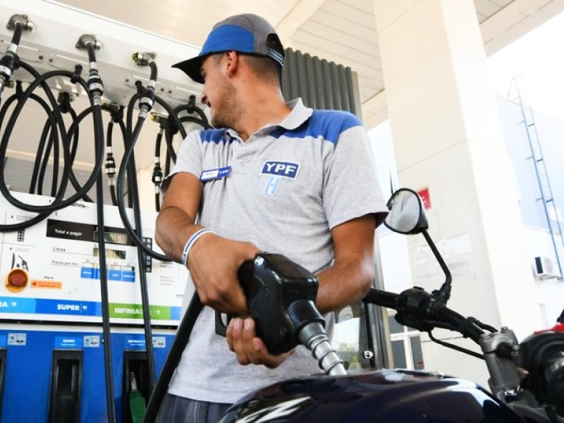 YPF anunció que bajará el precio de la nafta 2% en todo el país esta semana