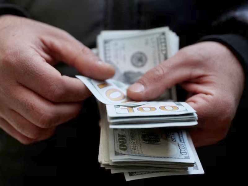 En el debut del esquema de bandas atado a inflación, el dólar oficial rozó los $1.500