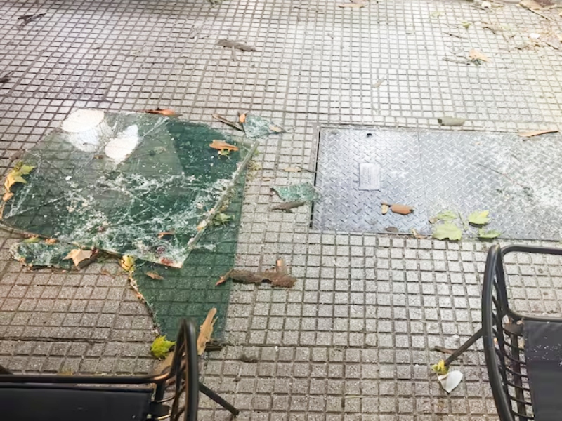 Un hombre tomaba un café en Palermo y le cayó un panel de vidrio en la cabeza