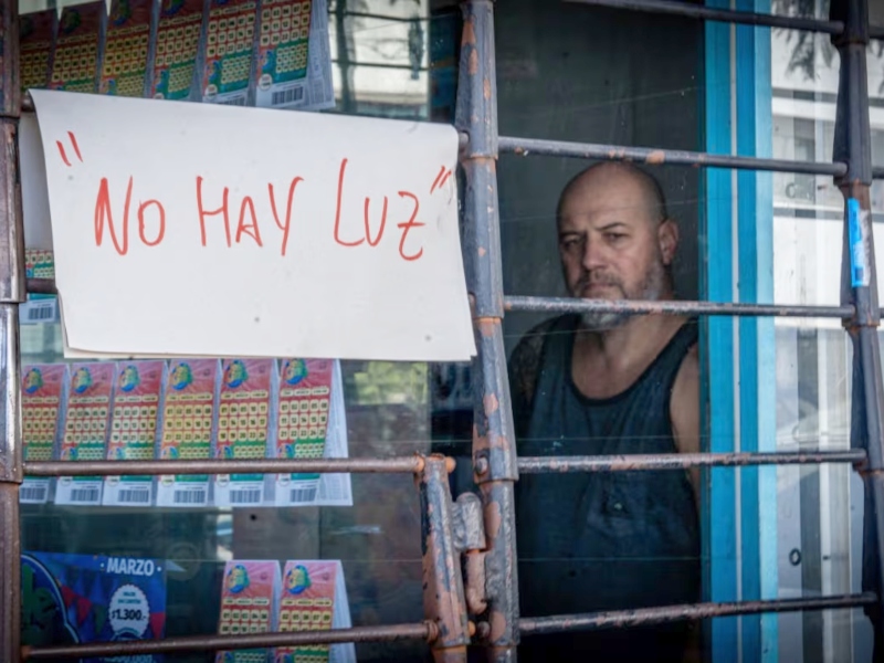 En medio de la fuerte ola de calor, un apagón masivo afectó a más de 800.000 usuarios del Área Metropolitana
