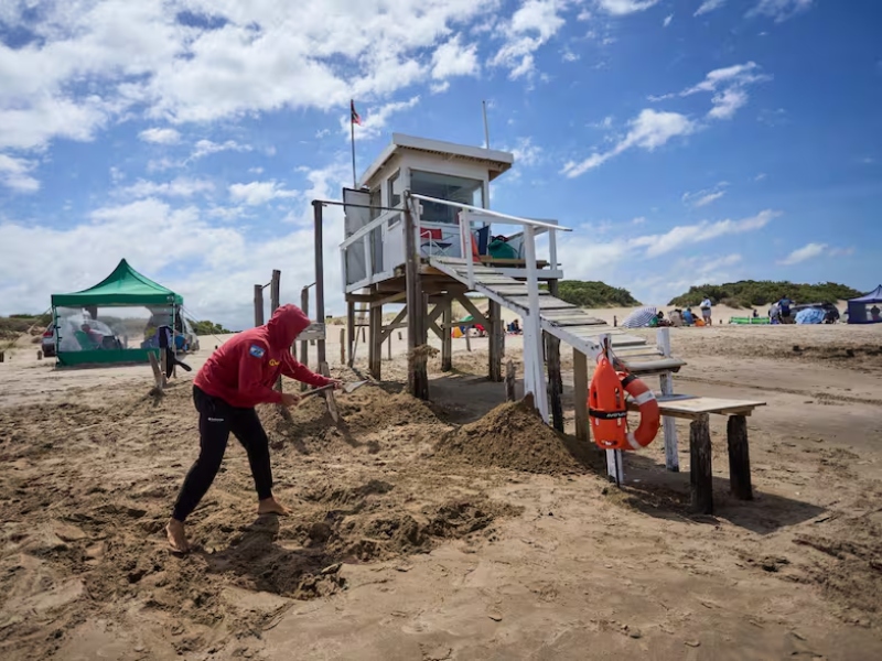 La sudestada alcanzó 2,40 metros y provocó destrozos en playas de la costa bonaerense