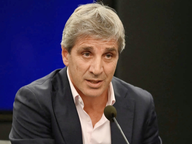 Denunciaron a Luis Caputo por manipulación de datos, tras el escándalo del INDEC