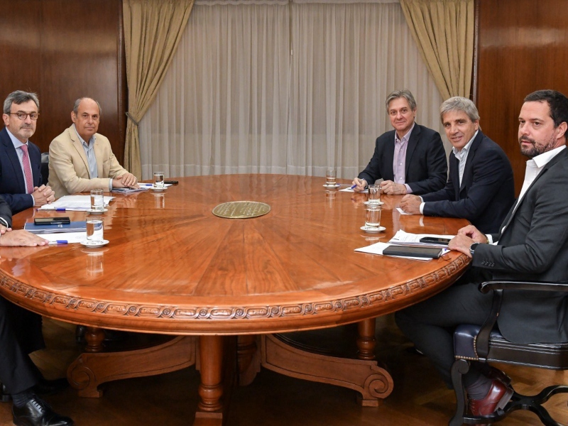Caputo recibió a la UIA, tras la media sanción de la reforma laboral en el Senado