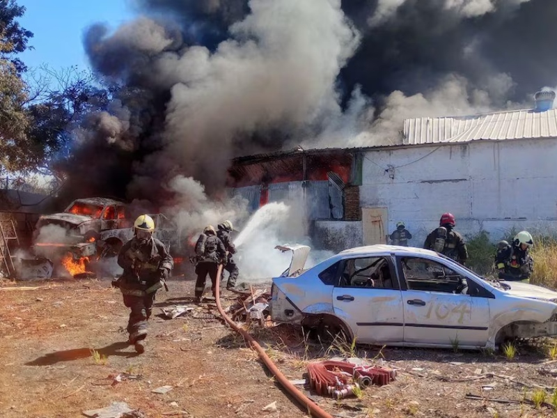 Feroz incendio en un depósito de autos de la Policía Federal en Nueva Pompeya