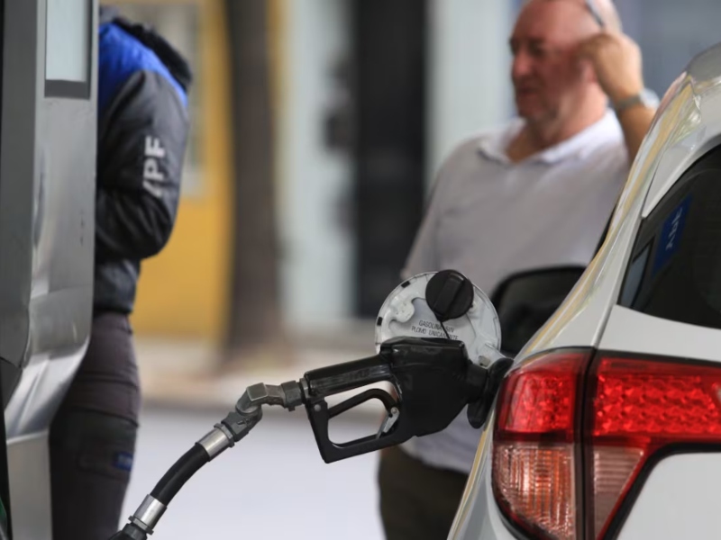El Gobierno aplicará una suba parcial de los impuestos al combustible en marzo