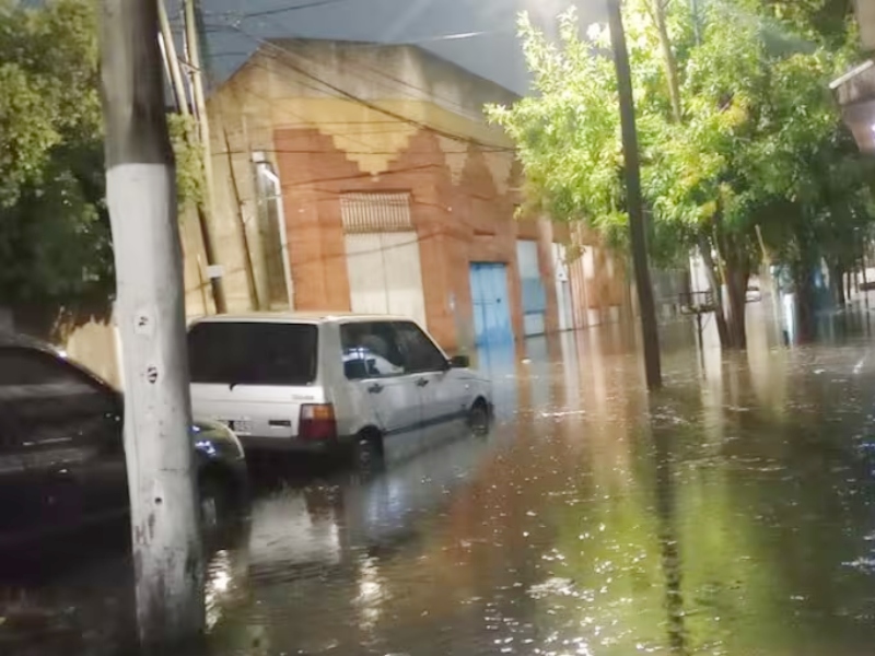 Fuertes tormentas afectaron la Ciudad y generaron inundaciones en el conurbano bonaerense